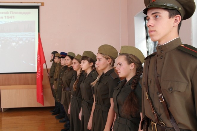 Подробнее о статье Школьные мероприятия в честь Парада на Красной Площади 7 ноября 1941 г.