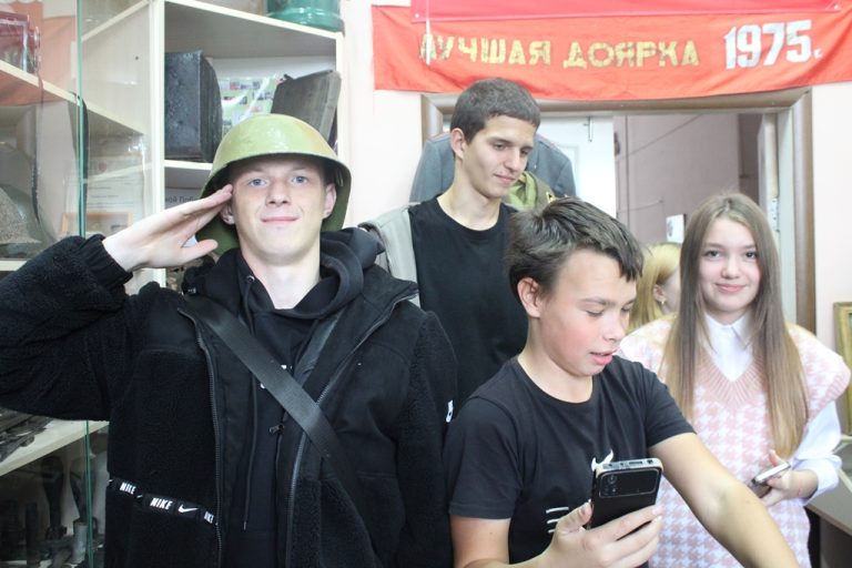 Подробнее о статье Экскурсия для 8 В класса в школьный музей «Исток»